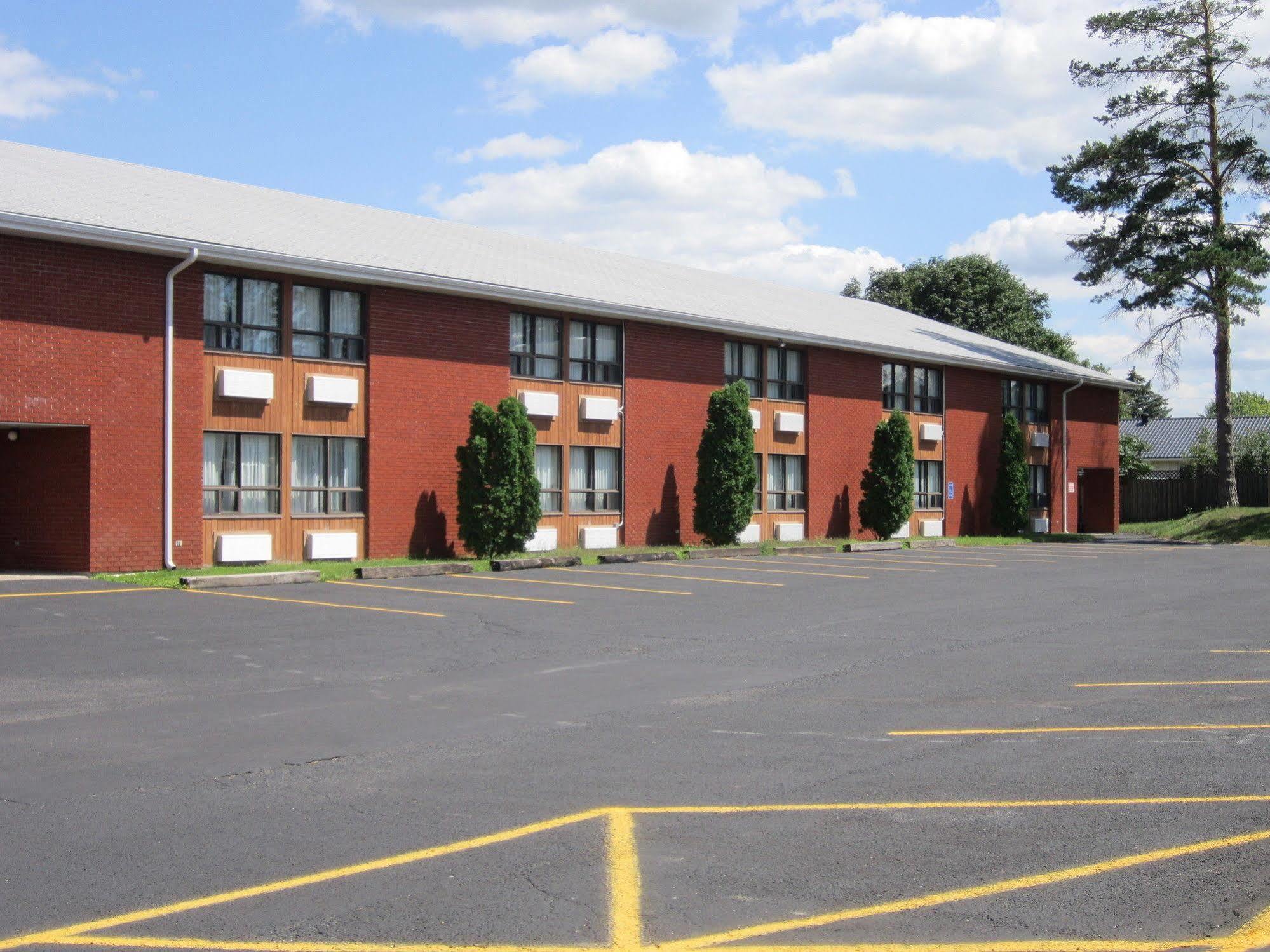 Red Pine Inn & Conference Centre Alliston Exteriér fotografie
